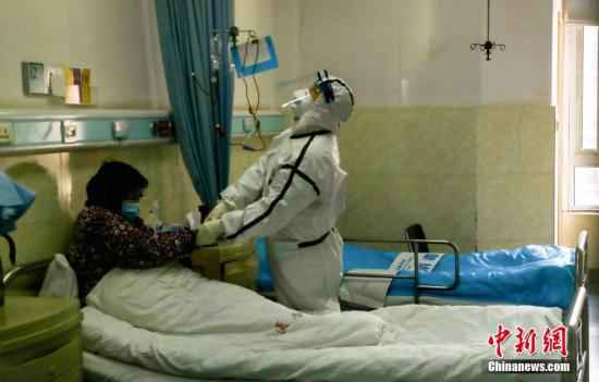 资料图:医院隔离病房内,一名医务人员在为患者打针。中新社记者 张畅 摄 国家卫健委:全国新增确诊病例2641例 累计逾6.6万例